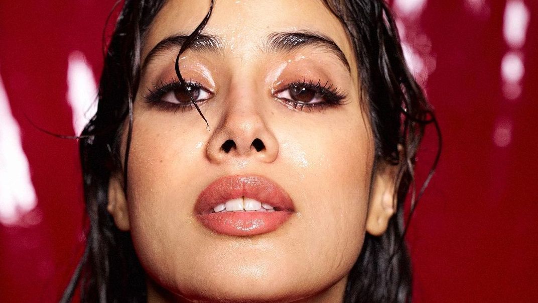 Janhvi Kapoor reclaims sexy wet glam for the holiday season